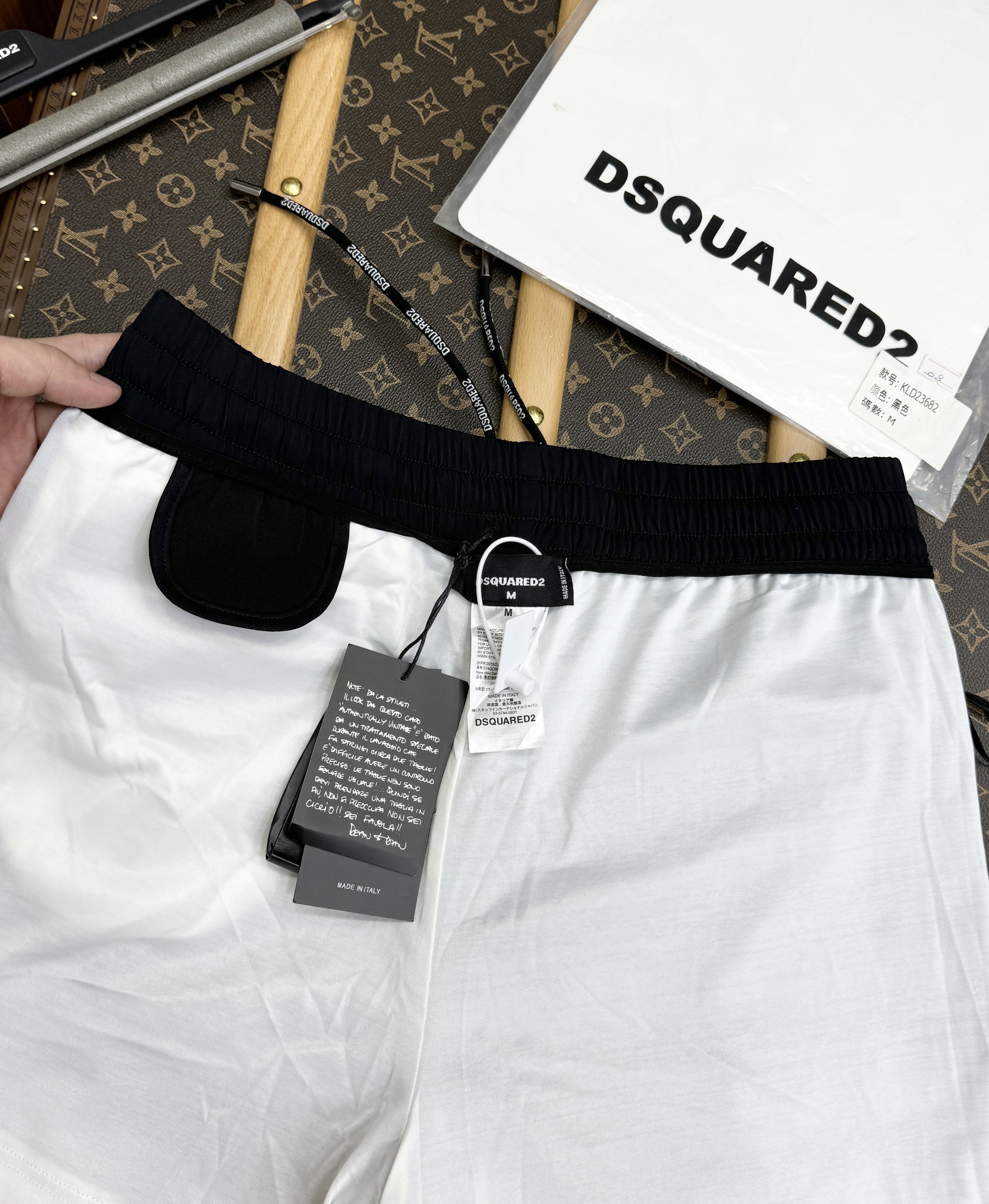 Quần short gió Dsquared2 DSQ2 họa tiết tag huy hiệu thêu Like Auth 1-1 on web CD